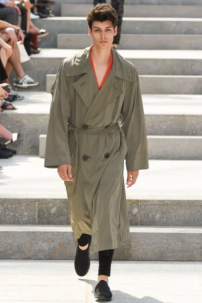 Look 10